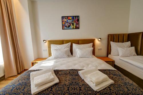 Deluxe Double Room with Extra Bed image 3