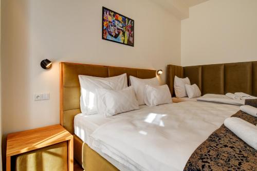 Deluxe Double Room with Extra Bed image 2