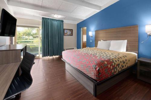 Econo Lodge Bay City - image 6