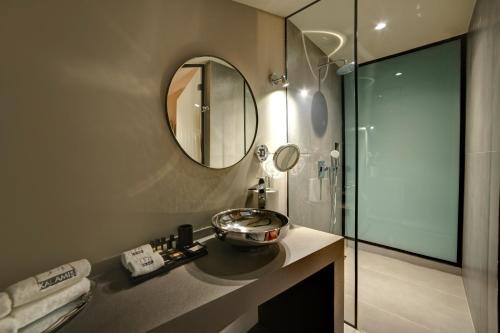 room detail thumbnail 2