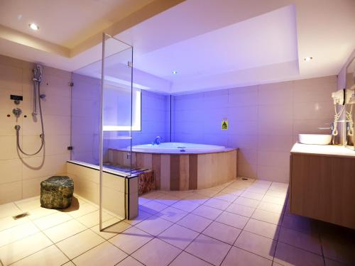 room detail thumbnail 2