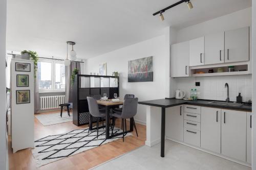 Wola Lavish Apartment by BookingHost, Warsaw