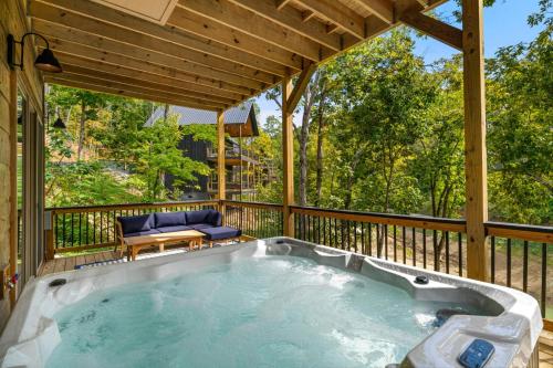 Bobber Bungalow Lake View Hot Tub Arcade Games in Dandridge, USA