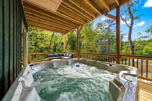 Cozy Cove Retreat w Lake View Hot Tub FirePit in Dandridge, USA