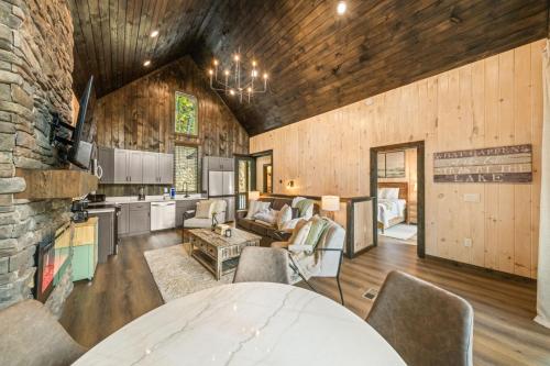 Cozy Cove Retreat w Lake View Hot Tub FirePit in Dandridge, USA
