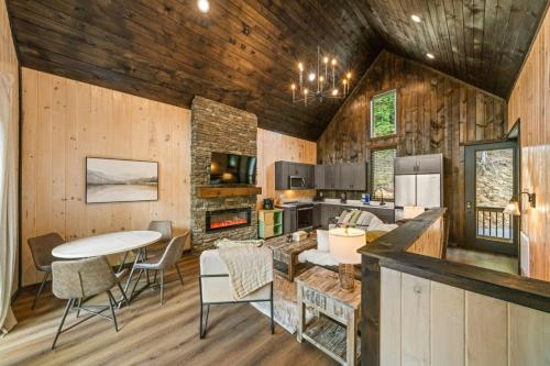 Cozy Cove Retreat w Lake View Hot Tub FirePit in Dandridge, USA