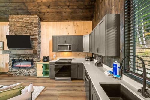 Cozy Cove Retreat w Lake View Hot Tub FirePit in Dandridge, USA