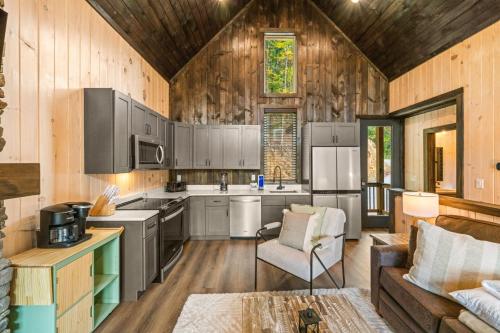 Cozy Cove Retreat w Lake View Hot Tub FirePit in Dandridge, USA