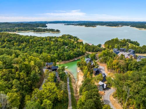 Cozy Cove Retreat w Lake View Hot Tub FirePit in Dandridge, USA