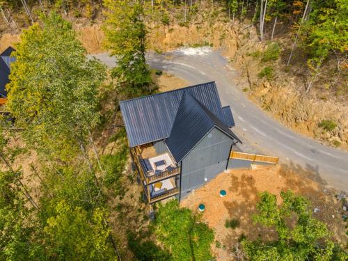 Cozy Cove Retreat w Lake View Hot Tub FirePit in Dandridge, USA