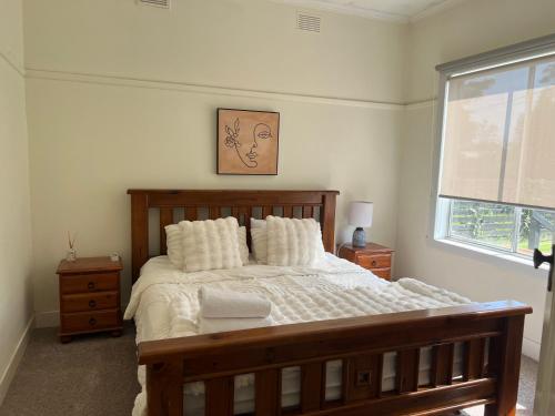 Homey Beach Cottage with Spa, walk to beach in Phillip Island