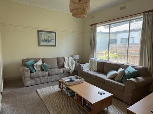 Homey Beach Cottage with Spa, walk to beach in Phillip Island