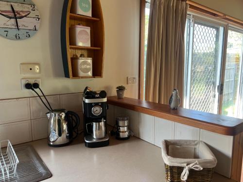 Homey Beach Cottage with Spa, walk to beach in Phillip Island