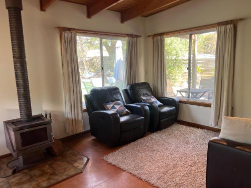 Homey Beach Cottage with Spa, walk to beach in Phillip Island