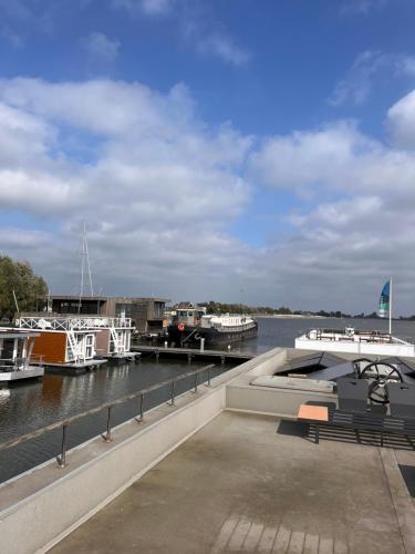 ทัศนียภาพ, Winter at Surla Houseboat Splendid at Marina Monnickendam in มอนนิกเคนแดม