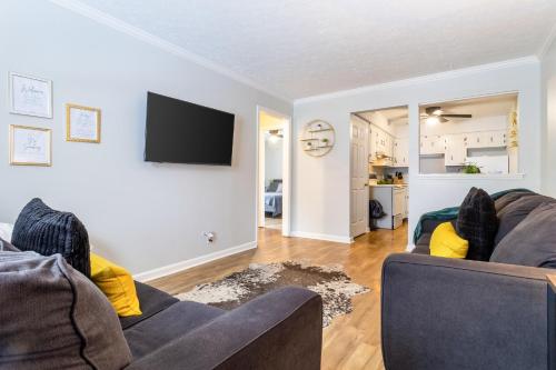 Charming 2 Bedroom Condo in Nashville with Free Parking in Nashville, USA