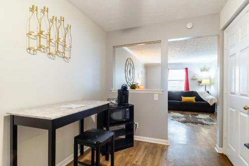 Charming 2 Bedroom Condo in Nashville with Free Parking in Nashville, USA