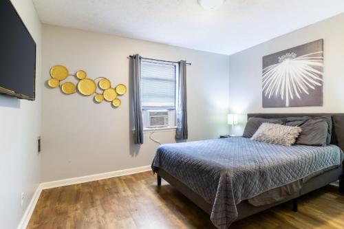 Charming 2 Bedroom Condo in Nashville with Free Parking in Nashville, USA