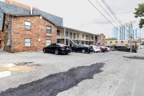 Charming 2 Bedroom Condo in Nashville with Free Parking in Nashville, USA