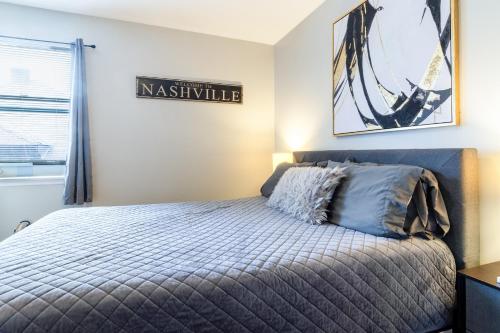 Charming 2 Bedroom Condo in Nashville with Free Parking in Nashville, USA