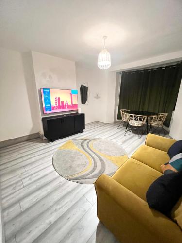 2 Bedroom flat with Balcony in White City, Hammersmith, Londýn