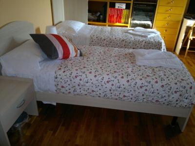 1 queen bed, 1 twin bed