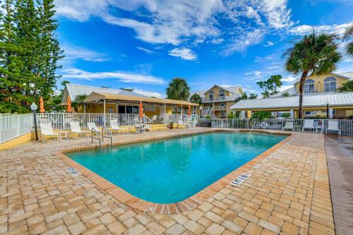 8 Mi to Beach w/ Pool Access: Englewood Condo! in Placida (FL)
