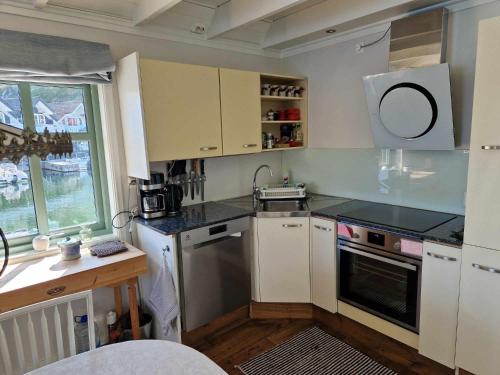 Exceptional Cottage 2 meters from the sea, possible to rent boat, Bekkjarvik, 60 km from Bergen in Bekkjarvik