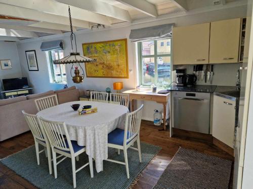 Exceptional Cottage 2 meters from the sea, possible to rent boat, Bekkjarvik, 60 km from Bergen in Bekkjarvik