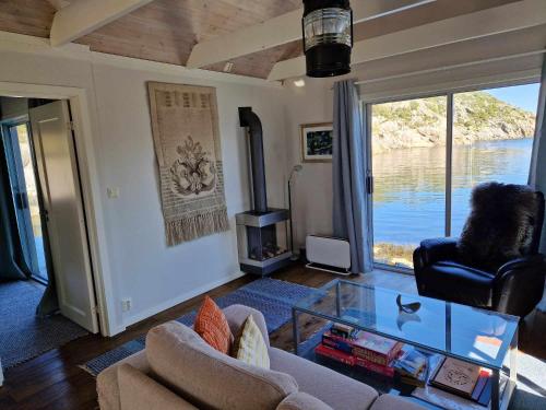 Exceptional Cottage 2 meters from the sea, possible to rent boat, Bekkjarvik, 60 km from Bergen in Bekkjarvik