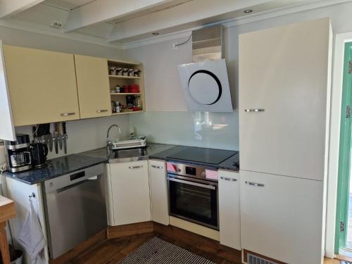Exceptional Cottage 2 meters from the sea, possible to rent boat, Bekkjarvik, 60 km from Bergen in Bekkjarvik