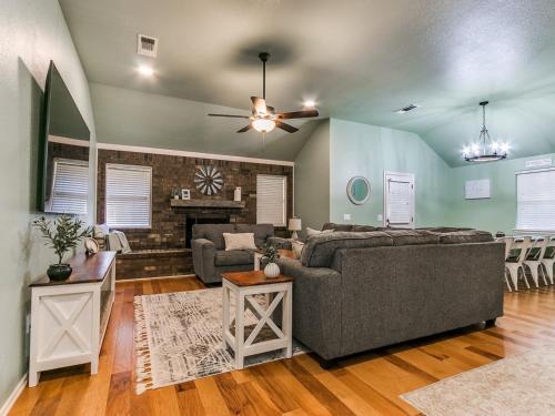 Serene Modern Farmhouse on 2 Acres in Norman, USA