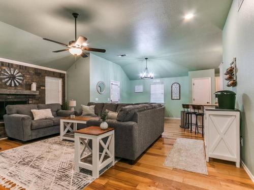 Serene Modern Farmhouse on 2 Acres in Norman, USA