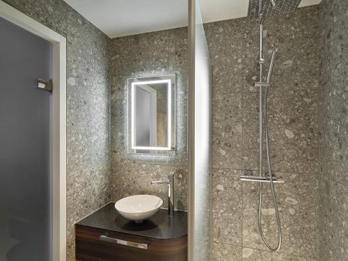 Classic Double Room with Balcony image 4