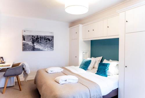Double or Twin Room image 7