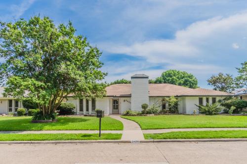 Luxury House with Heated Pool, Hot Tub, Pool Table, 4 Bedroom, 3 Bath in Plano, USA