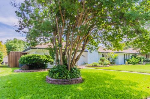 Luxury House with Heated Pool, Hot Tub, Pool Table, 4 Bedroom, 3 Bath in Plano, USA