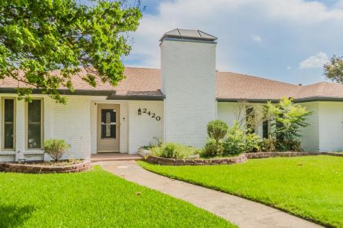 Luxury House with Heated Pool, Hot Tub, Pool Table, 4 Bedroom, 3 Bath in Plano, USA