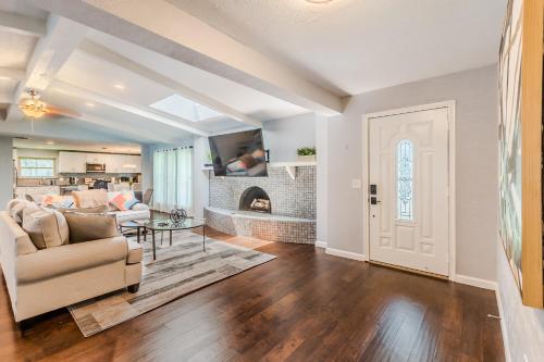 Luxury House with Heated Pool, Hot Tub, Pool Table, 4 Bedroom, 3 Bath in Plano, USA