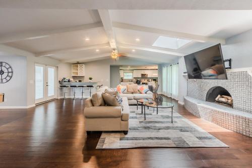 Luxury House with Heated Pool, Hot Tub, Pool Table, 4 Bedroom, 3 Bath in Plano, USA
