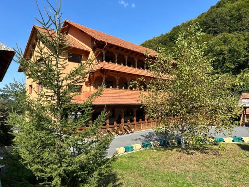. Pensiunea Casa Suciu