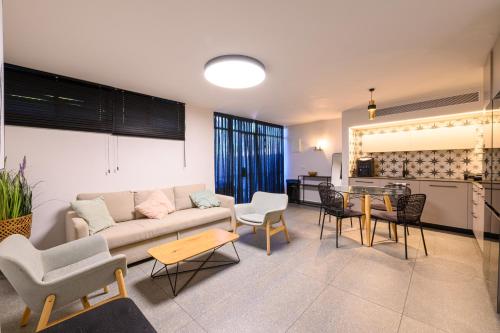 廚房, Rokah Luxury Villa at Ramat HaHayal in 北特拉維夫