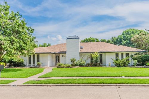 Luxury House with Heated Pool, Hot Tub, Pool Table, 4 Bedroom, 3 Bath in Plano, USA
