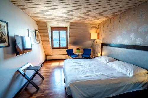 Deluxe room with view of the Alps and lake Leman