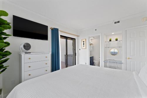 TerraceOnTen Sunshine Penthouse - Fireworks View, Private Terrace, Kitchen, Near Universal & OCCC in Orlando, USA
