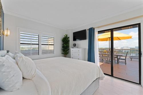TerraceOnTen Sunshine Penthouse - Fireworks View, Private Terrace, Kitchen, Near Universal & OCCC in Orlando, USA