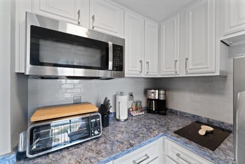 TerraceOnTen Sunshine Penthouse - Fireworks View, Private Terrace, Kitchen, Near Universal & OCCC in Orlando, USA
