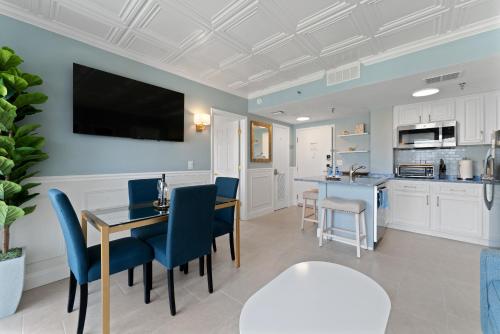 TerraceOnTen Sunshine Penthouse - Fireworks View, Private Terrace, Kitchen, Near Universal & OCCC in Orlando, USA