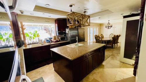 Private Entry 550sqft Studio GuestHouse ADU Big Estate View Deck Pool Gated 2Acre Oasis Female Share in Encino