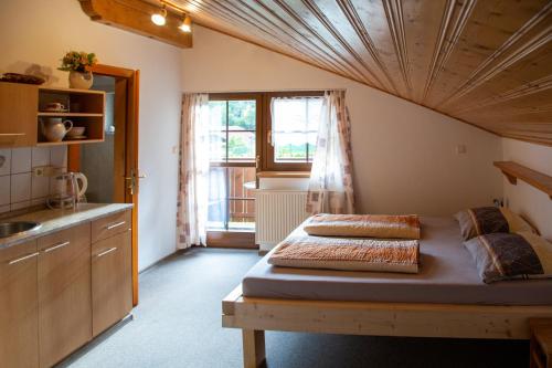 1 queen bed, 1 twin bed